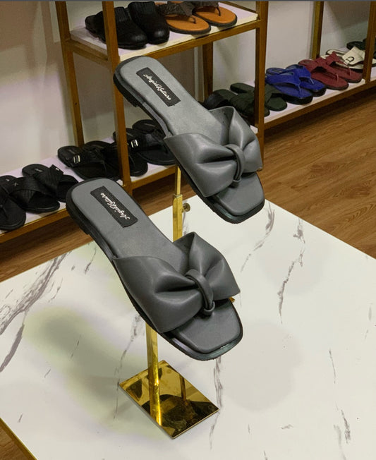THE LOLA PAIR